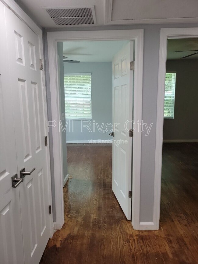 Building Photo - 1356 River Hills Cir E