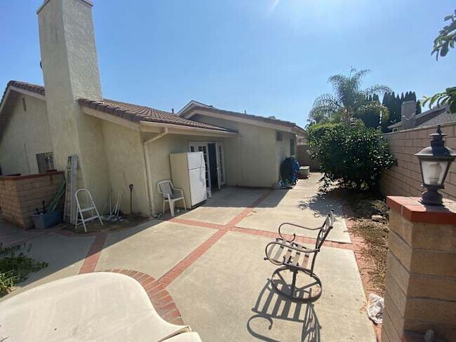 Building Photo - 2 Lindberg