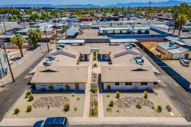 Building Photo - Fully remodeled Casita style apartment hom...