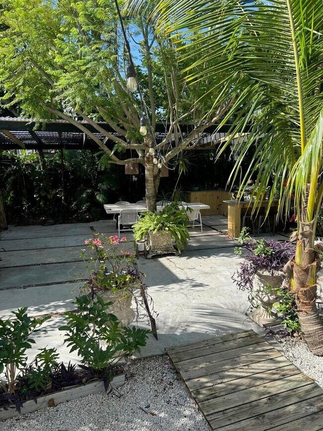 Building Photo - 820 30th St