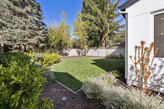 Building Photo - Luxurious Modern Single Family Home in West Menlo Park Available Now!