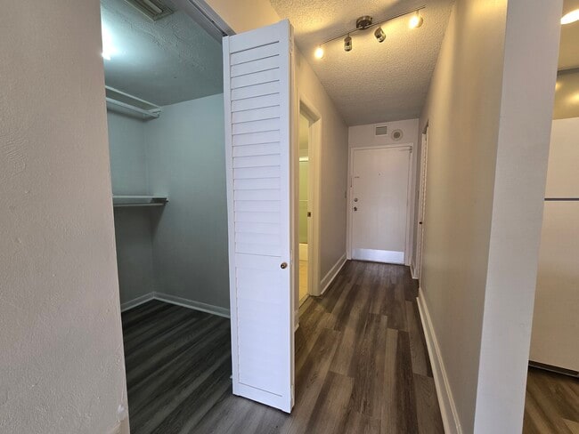 Building Photo - Three Horizons North