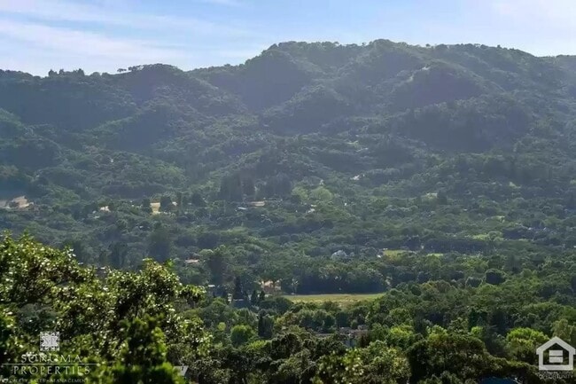 Building Photo - Beautiful 4bd/3.5ba Updated Custom House with Valley Views