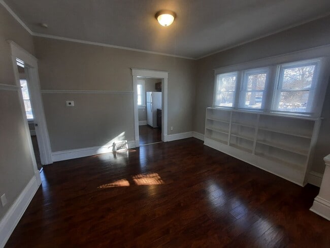 Building Photo - Home near Drake University, pet friendly!