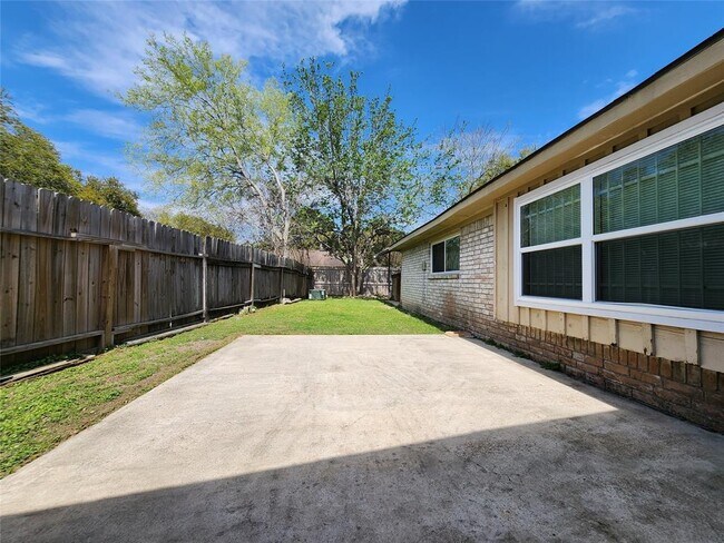 Building Photo - 9210 Meaux Dr