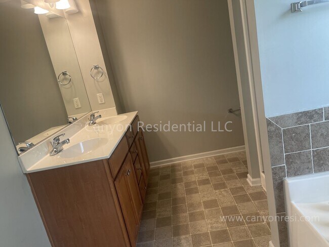 Building Photo - Beautiful 3b Room!Move in ready!