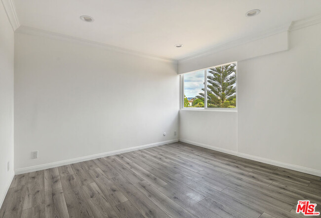 Building Photo - 440 S Roxbury Dr
