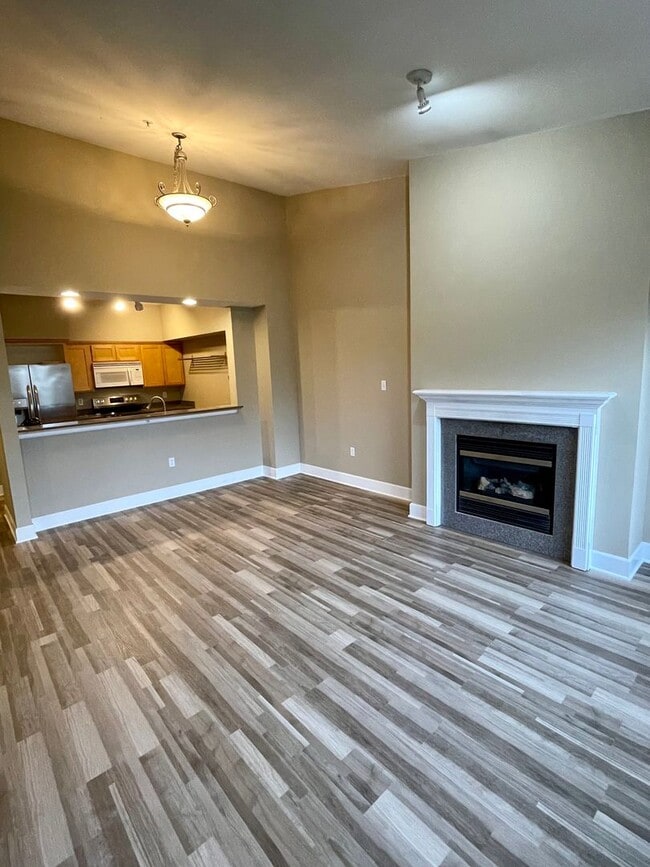 Building Photo - Spacious 2 Bed, 2 Bath Condo