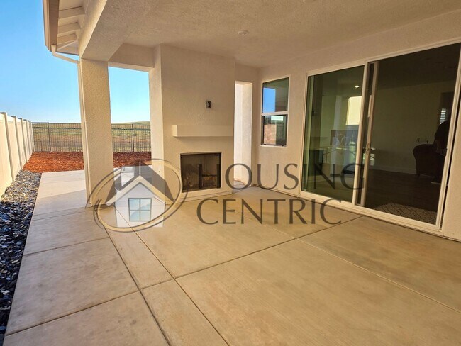 Building Photo - Executive Single Story Rental in HIGHLY DESIRABLE Heritage 55+ Community!