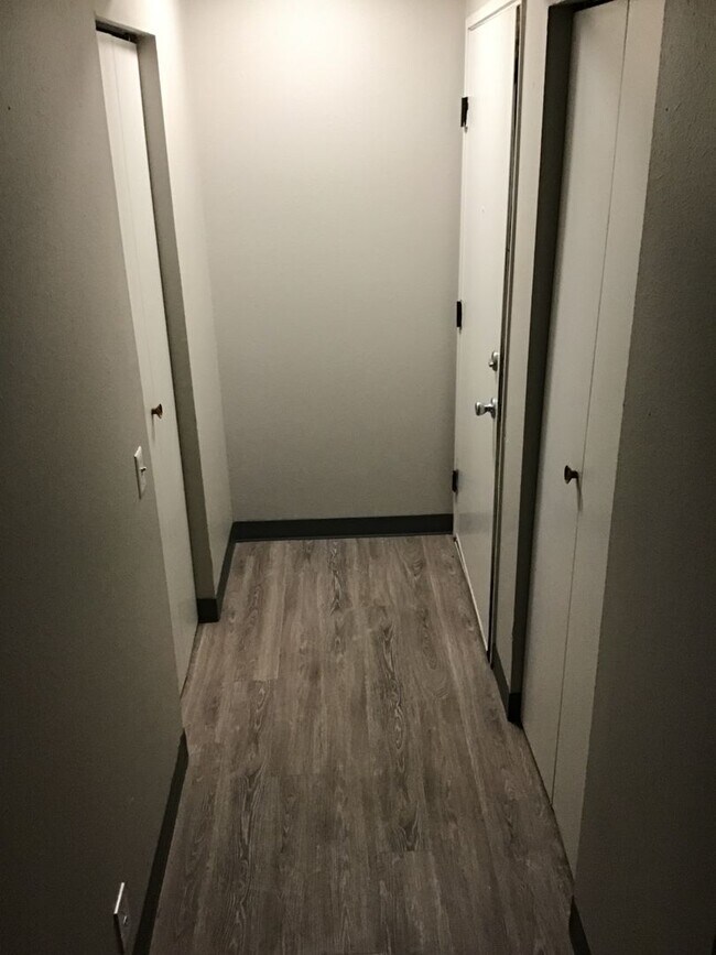 Building Photo - Spacious 1 Bedroom