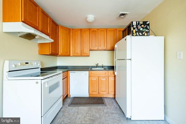 Building Photo - 330 Hermitage St