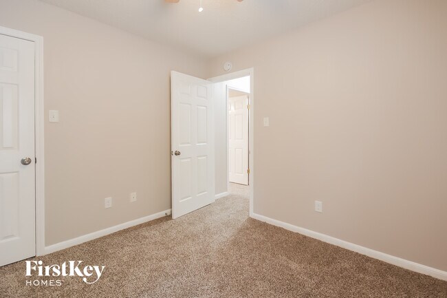 Building Photo - 3823 Pleasant Valley Dr