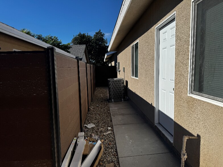 Building Photo - 282 E 2nd St