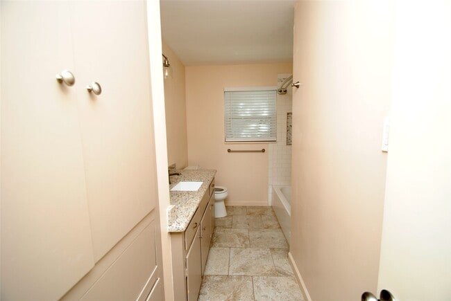 Building Photo - 10034 Cedardale Dr