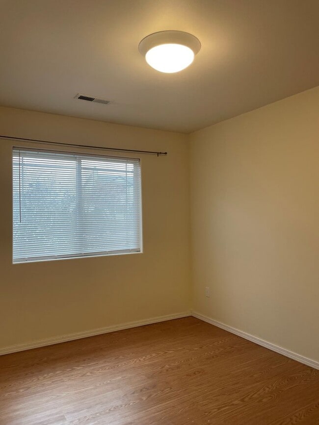 Building Photo - Charming Rambler