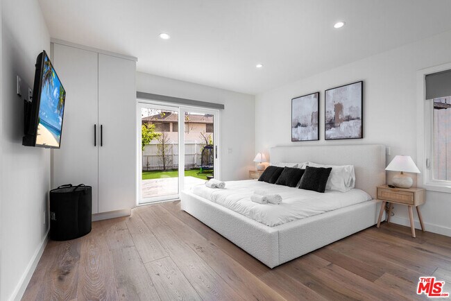 Building Photo - 527 S Bentley Ave