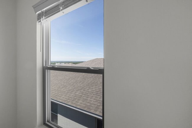 Building Photo - Luxury Living for Lease – 5BR Home with Of...