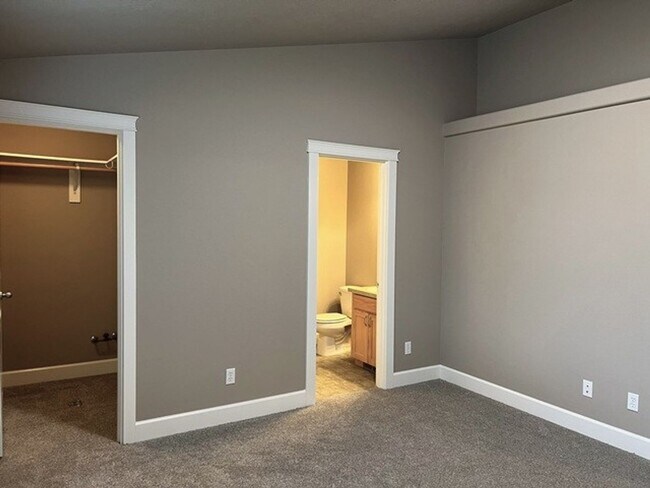 Building Photo - 3Bd/2Ba Single Story House - Available to View!