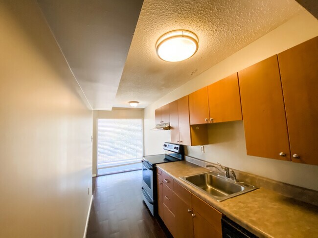 Building Photo - 2990 Rhodes Cir S