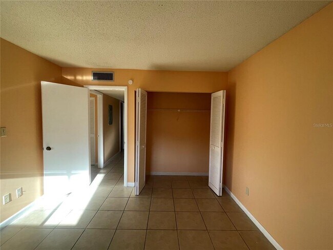 Building Photo - 549 Fairways Dr