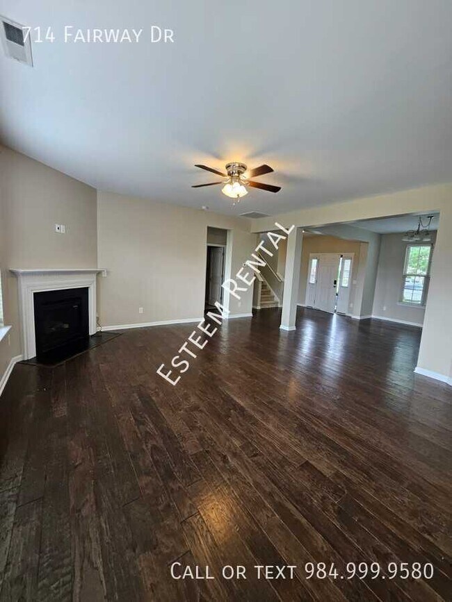 Building Photo - 714 Fairway Dr