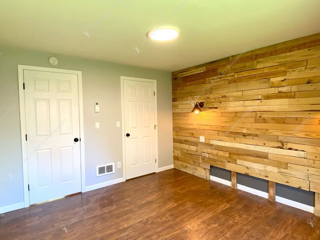 Building Photo - Charming Bend Home | Single-Story Living