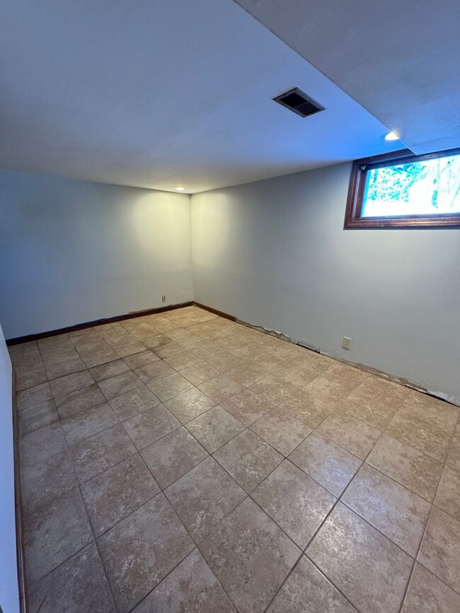 Building Photo - Updated 2bd/2ba Central Dav with Bonus rooms