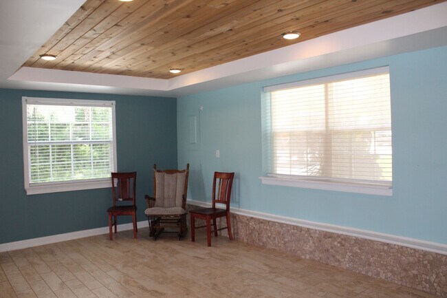 Building Photo - Beautiful 2 bedroom Lakefront Home