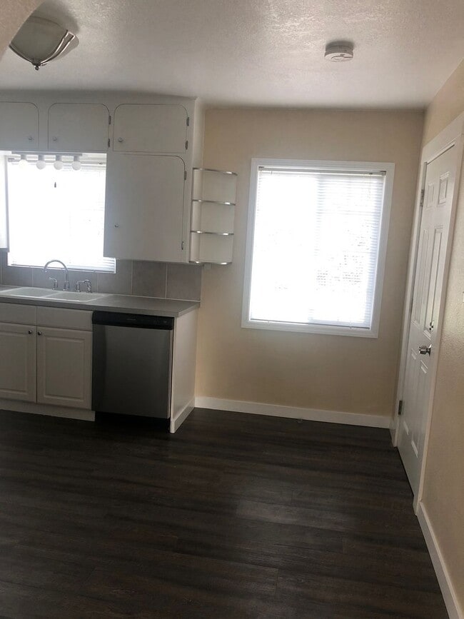 Building Photo - 3-Bedroom 1-Bath (A/C) Private Back Yard - Garage $1,875 (Albany)