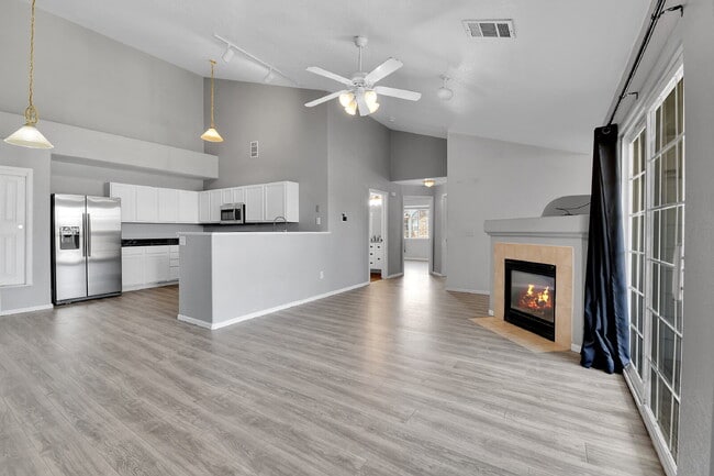Building Photo - $2,100 - 2 Bed, 2 Bath Updated Townhome in...