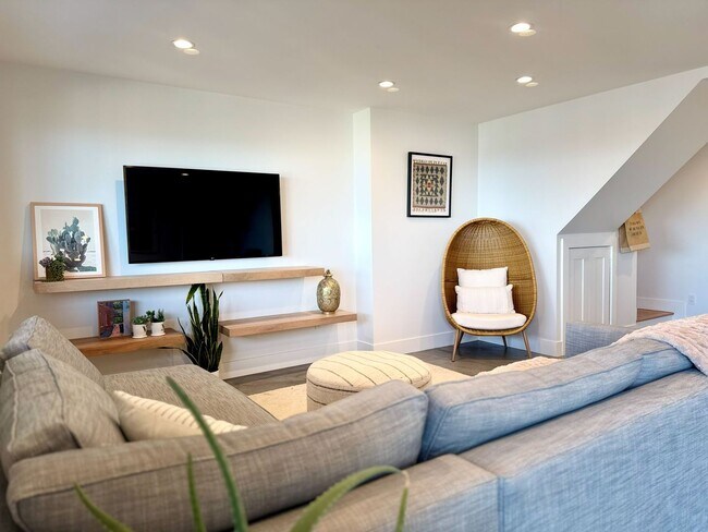 Building Photo - 3BR/2BA | Unobstructed Panoramic Views | Live Above the Fog | Intentional Living