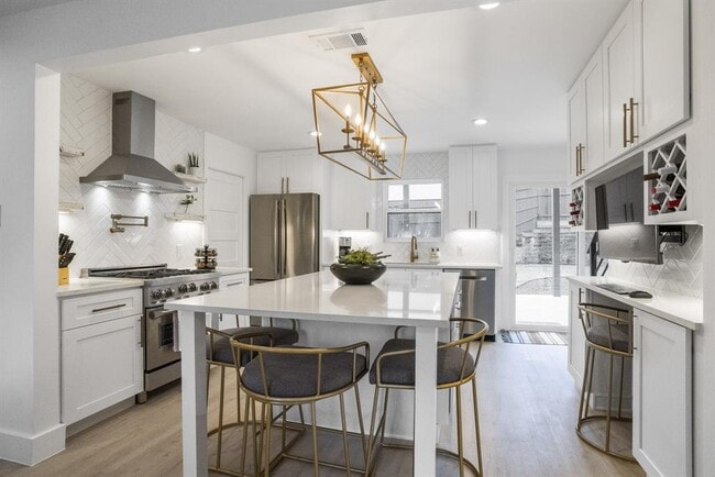 Building Photo - 2001 Wychwood Dr