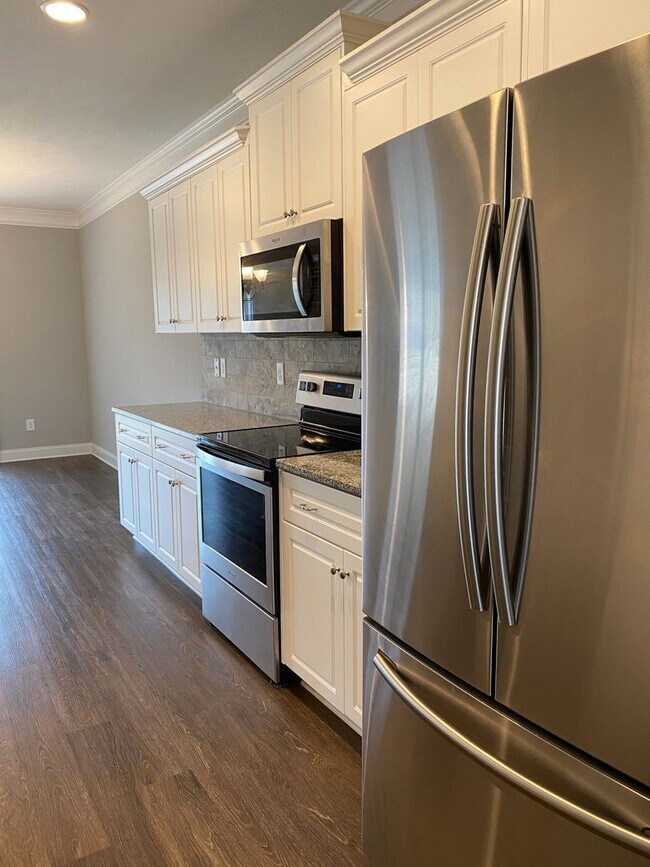 Building Photo - Spacious 5-Bedroom Home with Open Foyer - Move-In Ready! **Close to Fort Gordon, Hospitals, and I...