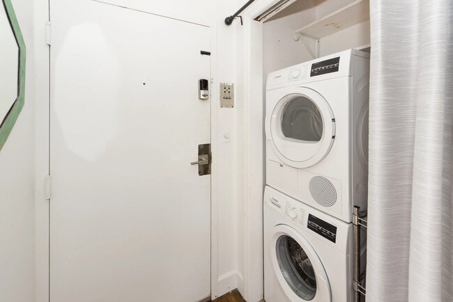 Building Photo - 350 King St