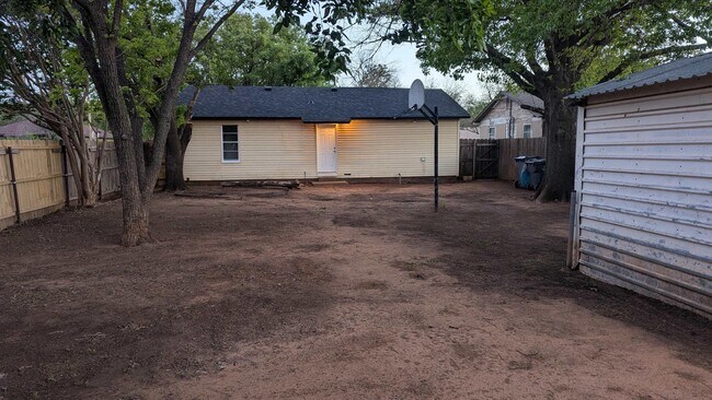 Building Photo - 1400 34th St