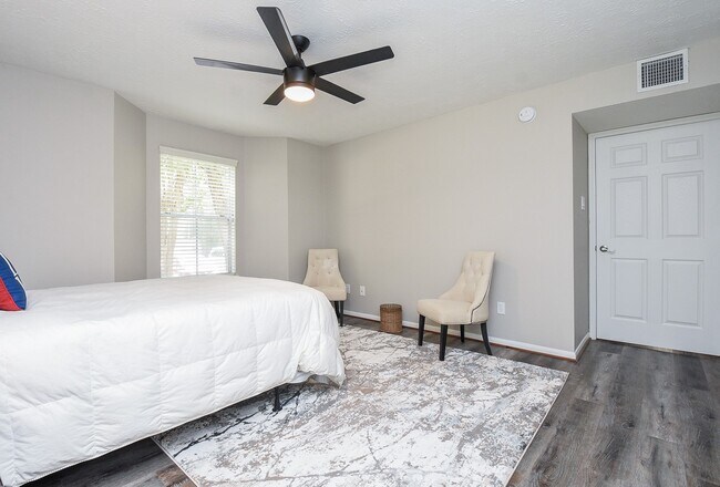 Building Photo - 8051 Bay Branch Dr