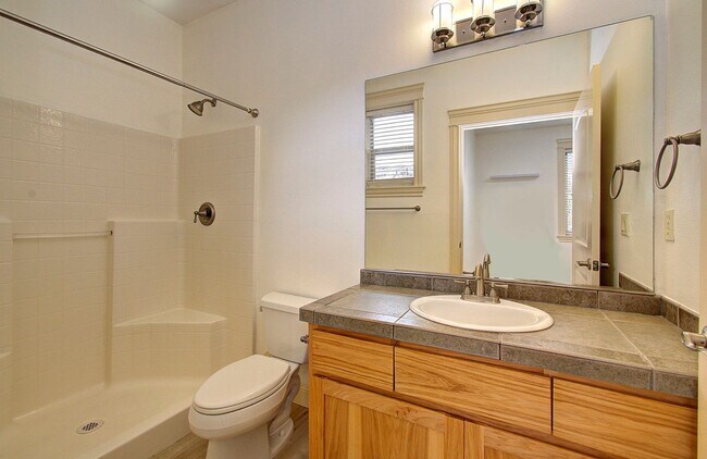 Building Photo - Beautiful 2 Story Town Home - Riverview Terrace Washougal!