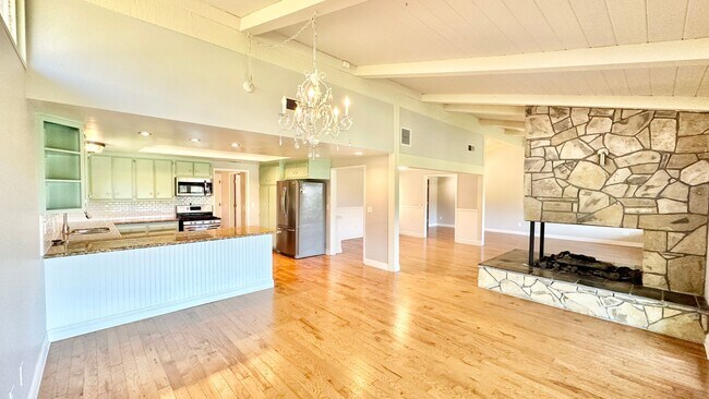 Building Photo - Lovely, Open Floor Plan, Single Story Located in the Desirable Live Oak Estates of Fallbrook!