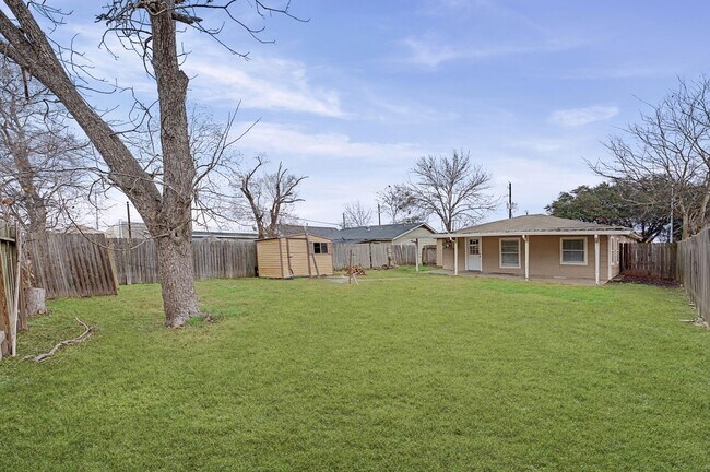 Building Photo - 1108 Georgina St