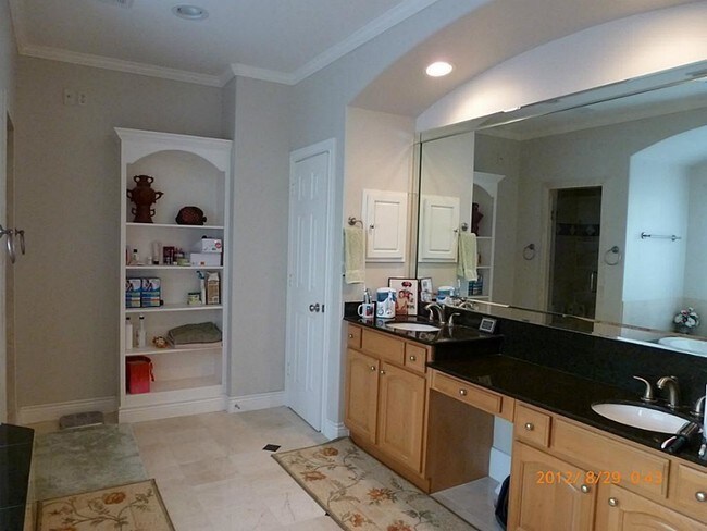 Building Photo - 5626 Dolores St