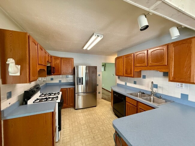Building Photo - 2 Bed / 1 Bath House with lots of Features...