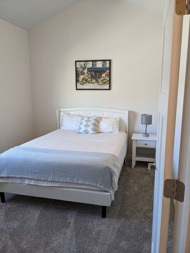 Building Photo - 3 Bed Luxury End Unit Townhome backs to Na...