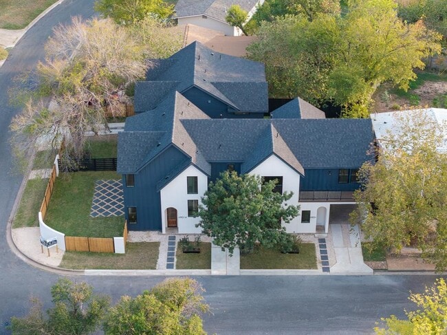 Building Photo - 4901 Gladeview Dr