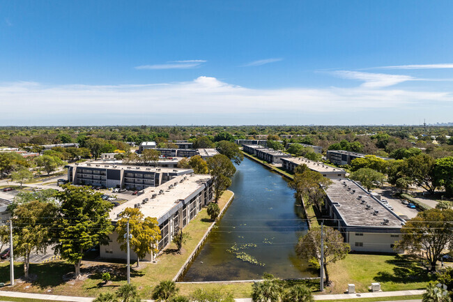 Building Photo - Versailles Gardens Condominium