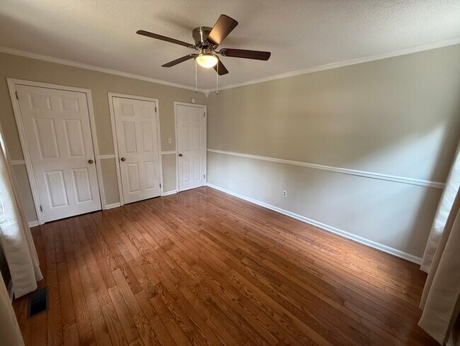 Building Photo - 5556 Hunters Hill Rd