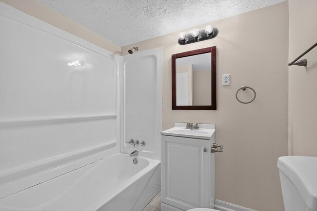 Building Photo - Freshly Updated Home in Warren Township