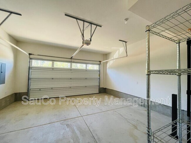 Building Photo - 6473 SE Genrosa St