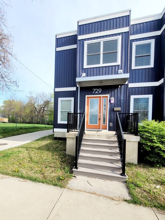 Building Photo - 729 Bates St SE