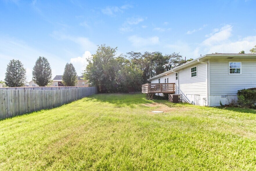 Building Photo - 913 5th Way
