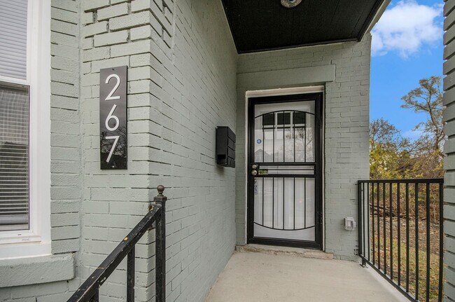 Building Photo - Lower Unit - Newly Constructed - 2 bed/2 bath - Must See!